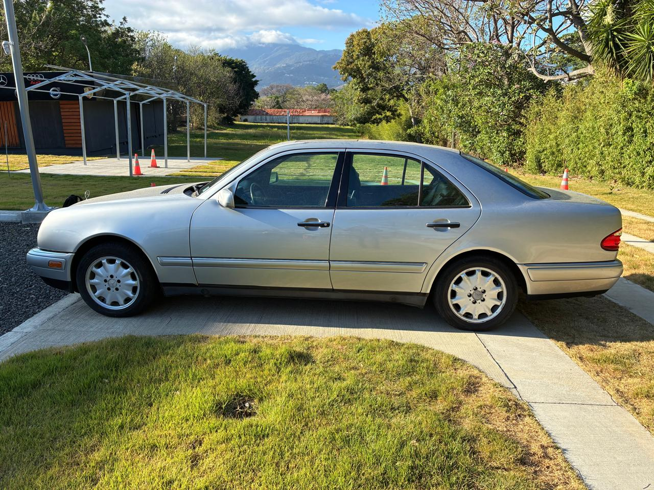 MERCEDES-BENZ E320 1998