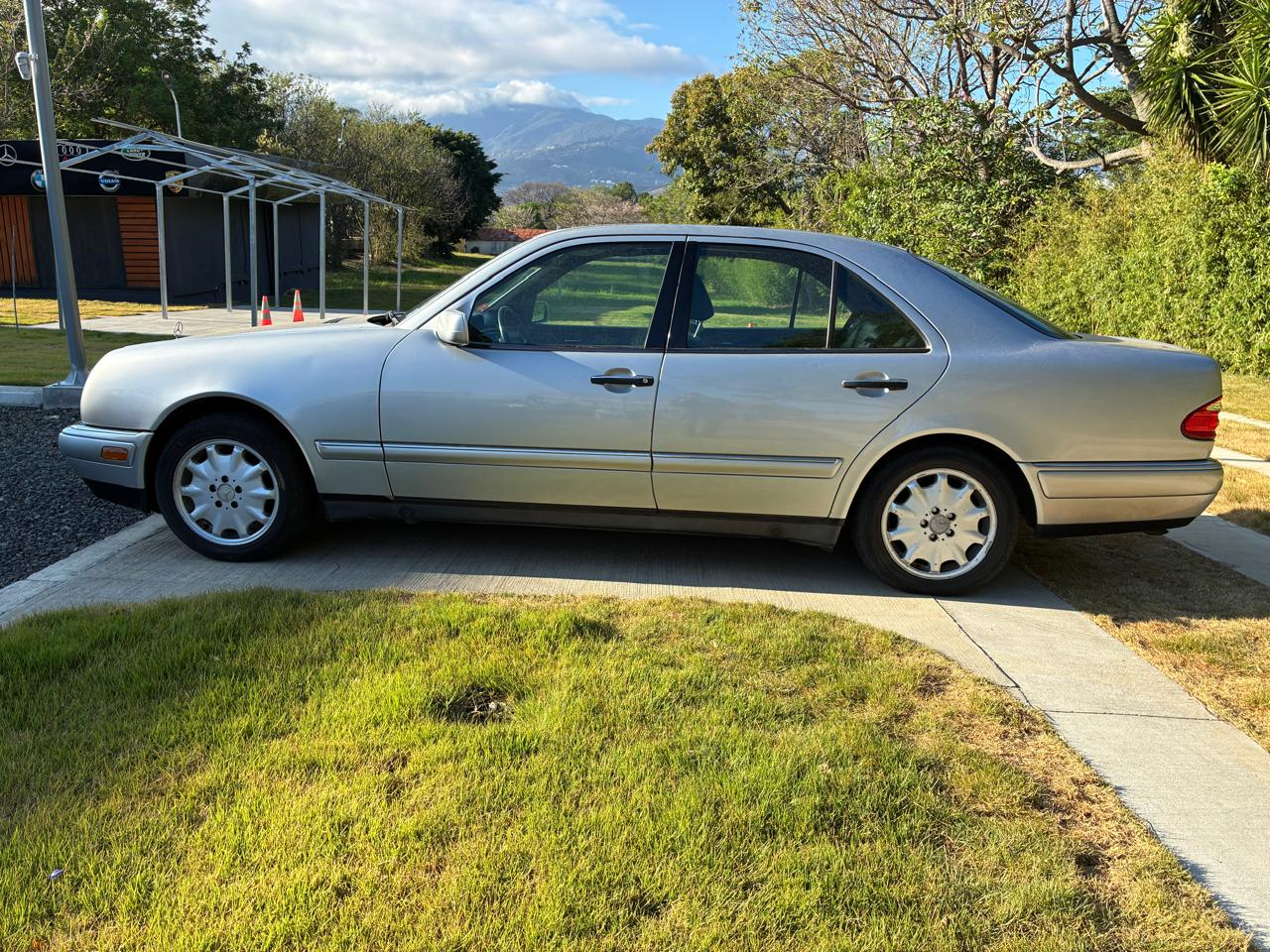 MERCEDES-BENZ E320 1998