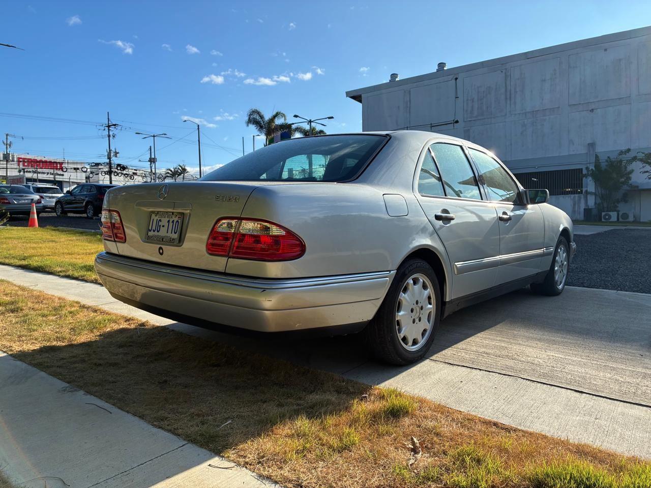 MERCEDES-BENZ E320 1998